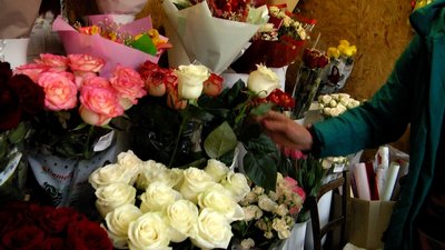 У Житомирі військовий, який вдарив продавчиню букетом, вибачився за свій вчинок У Житомирі військовий, який вдарив продавчиню букетом, вибачився за свій вчинок