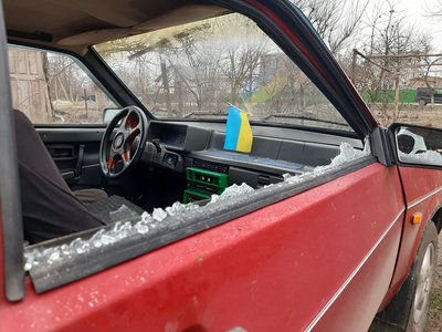Через вибухову хвилю в автомобілі, який був припаркований на вулиці, вибиті вікна Через вибухову хвилю в автомобілі, який був припаркований на вулиці, вибиті вікна