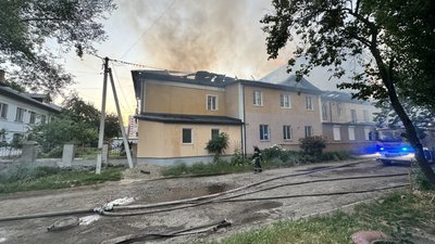 "Пожежа почалася з гаражів": у Кропивницькому горів двоповерховий будинок