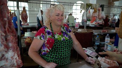 Продавчиня м'яса на Центральному ринку у Чернігові Оксана Олексієнко розповідає, як торгують продуктами у спеку Продавчиня м'яса на Центральному ринку у Чернігові Оксана Олексієнко розповідає, як торгують продуктами у спеку