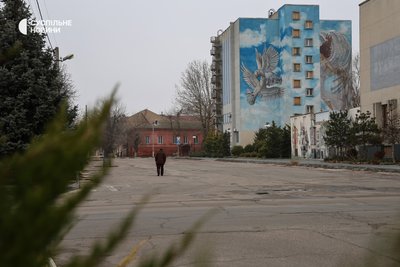 Мурал з голубами на будівлі обласного архіву у Херсоні Мурал з голубами на будівлі обласного архіву у Херсоні