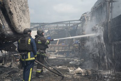 Вантажівки згоріли внаслідок російського удару дроном по Слобідському району Харкова 4.07.2026 Вантажівки згоріли внаслідок російського удару дроном по Слобідському району Харкова 4.07.2026