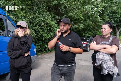 Сергій Мосійчук з дружиною та подруга сімʼї Мосійчуків Ольга Метельска (праворуч) у Києві біля моргу на процедурі впізнання, 13 липня 2026 року Сергій Мосійчук з дружиною та подруга сімʼї Мосійчуків Ольга Метельска (праворуч) у Києві біля моргу на процедурі впізнання, 13 липня 2026 року