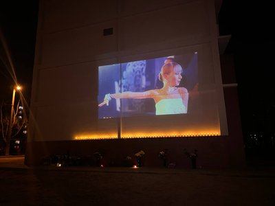 У Дніпрі біля будинку на Перемозі, в який влучила ракета РФ, вшановують памʼять загиблих У Дніпрі біля будинку на Перемозі, в який влучила ракета РФ, вшановують памʼять загиблих
