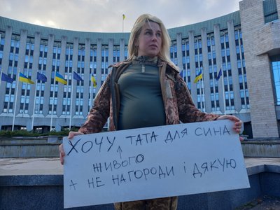 "Настав час інших". У Дніпрі дружини військвих вимагали визначених термінів мобілізації для бійців і ротацій "Настав час інших". У Дніпрі дружини військвих вимагали визначених термінів мобілізації для бійців і ротацій
