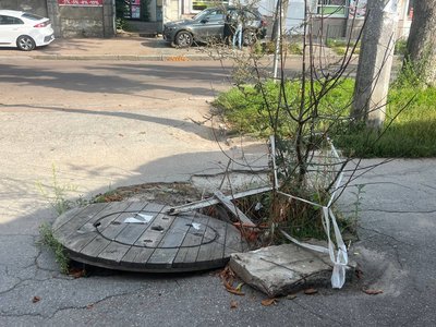 У Житомирі на вулиці Домбровського жителі скаржаться на відкритий люк: коли відремонтують У Житомирі на вулиці Домбровського жителі скаржаться на відкритий люк: коли відремонтують