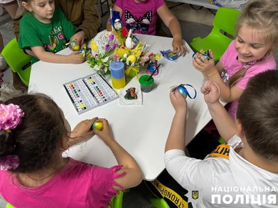 У Херсоні діти підготували великодні подарунки захисникам України