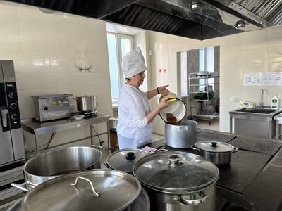Без світла плити працюють від генератора: як готують їсти для дошкільнят у громаді на Полтавщині Без світла плити працюють від генератора: як готують їсти для дошкільнят у громаді на Полтавщині