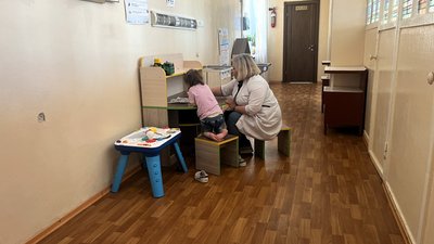 Лікарка Світлана Ковалівська грається з дівчинкою, чий брат випав з вікна і помер у Харкові Лікарка Світлана Ковалівська грається з дівчинкою, чий брат випав з вікна і помер у Харкові