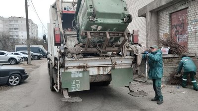 "По 20, 50, 100 гривень у бачках викидають", — вантажник сміттєвоза Сергій Тіторчук "По 20, 50, 100 гривень у бачках викидають", — вантажник сміттєвоза Сергій Тіторчук