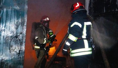 Пожежники під час гасіння займання у магазині Пожежники під час гасіння займання у магазині