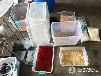 Вилучили понад 7 кілограмів психотропів: на Житомирщині поліція заявила про припинення роботи нарколабораторії Вилучили понад 7 кілограмів психотропів: на Житомирщині поліція заявила про припинення роботи нарколабораторії