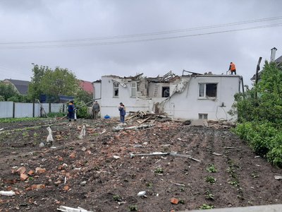 У пошкодженому через російський обстріл будинку немає даху У пошкодженому через російський обстріл будинку немає даху