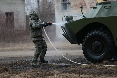 Військовослужбовець підрозділу РХБ захисту 704 обр РХБ захисту, деконтамінація БРДМ, Чорнобильська зона Військовослужбовець підрозділу РХБ захисту 704 обр РХБ захисту, деконтамінація БРДМ, Чорнобильська зона