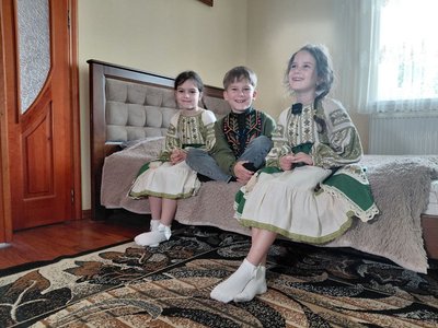 У школі на Львівщині останній дзвоник відсвяткували трійнята, чий батько загинув на війні У школі на Львівщині останній дзвоник відсвяткували трійнята, чий батько загинув на війні
