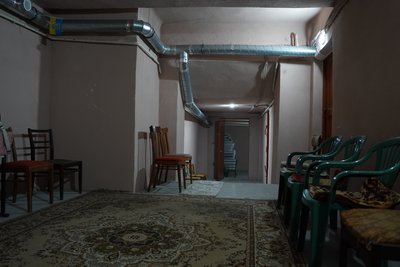 Матраци, вода та світло: як у Миколаєві готують укриття в будинках Матраци, вода та світло: як у Миколаєві готують укриття в будинках