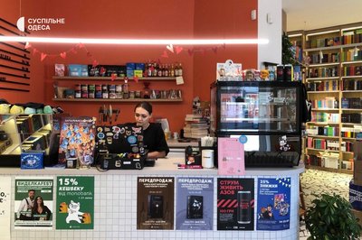 "Досі питають про книги російською": як працює книгарня-кав’ярня видавництва "Старого Лева" в Одесі "Досі питають про книги російською": як працює книгарня-кав’ярня видавництва "Старого Лева" в Одесі