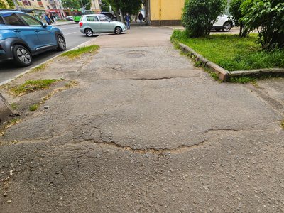 Нова плитка та старі ями – який вигляд мають тротуари на Покровській у Житомирі Нова плитка та старі ями – який вигляд мають тротуари на Покровській у Житомирі