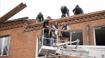 Так люди забирають власні цінні речі із житла Так люди забирають власні цінні речі із житла