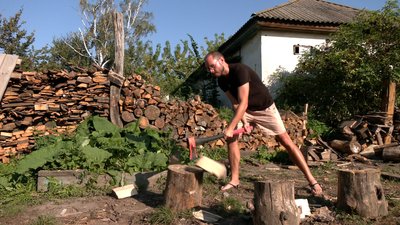 На велосипеді з Чехії до України: як волонтер Філіп допомагає відбудовувати будинки на Чернігівщині На велосипеді з Чехії до України: як волонтер Філіп допомагає відбудовувати будинки на Чернігівщині