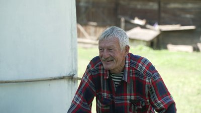 "Отак підлатуємо, сиплеться все": історія подружжя, яке живе в 200-літньому будинку у селі на Рівненщині