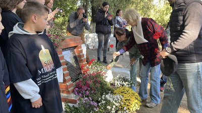 На Миколаївщині вшанували пам’ять євреїв, яких нацисти знищили у Богданівці На Миколаївщині вшанували пам’ять євреїв, яких нацисти знищили у Богданівці