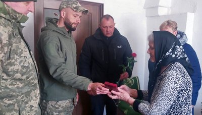 Матері полеглого волинського бійця з 100 ОМБр передали його посмертну нагороду