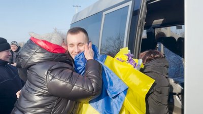 "Це та ж сама війна": на Прилуччині зустрічали Олександра Гуділіна, що приїхав до родичів після майже трьох років полону "Це та ж сама війна": на Прилуччині зустрічали Олександра Гуділіна, що приїхав до родичів після майже трьох років полону