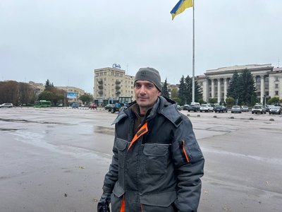 У Житомирі на майдані Соборному за 60 тисяч гривень замінили напівсфери У Житомирі на майдані Соборному за 60 тисяч гривень замінили напівсфери