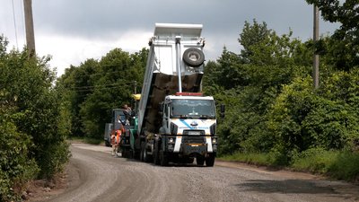"Три роки громада писала звернення": у селі на Чернігівщині ремонтують дорогу, яку зруйнувала техніка росіян у 2022 році "Три роки громада писала звернення": у селі на Чернігівщині ремонтують дорогу, яку зруйнувала техніка росіян у 2022 році
