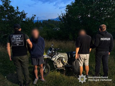 На Закарпатті затримали двох підозрюваних у незаконному переправленні чоловіків через кордон На Закарпатті затримали двох підозрюваних у незаконному переправленні чоловіків через кордон