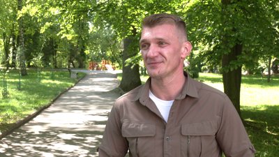 "Буду її поливати": алею квітів висадили військові у госпіталі на Рівненщині "Буду її поливати": алею квітів висадили військові у госпіталі на Рівненщині