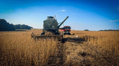 На Львівщині під час збору врожаю загорівся комбайн На Львівщині під час збору врожаю загорівся комбайн