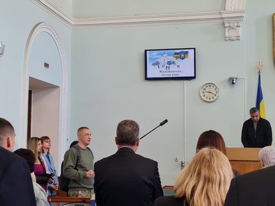 Хвилина мовчання у Житомирі: під стіни міськради прийшли рідні загиблих воїнів Хвилина мовчання у Житомирі: під стіни міськради прийшли рідні загиблих воїнів