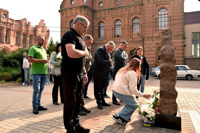 83 роковини Бабиного Яру. У Кропивницькому вшанували пам'ять загиблих під час розстрілів євреїв 83 роковини Бабиного Яру. У Кропивницькому вшанували пам'ять загиблих під час розстрілів євреїв