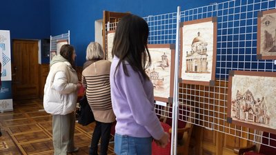Хмельницький викладач школи іконопису створює пам’ятки на кавових полотнах