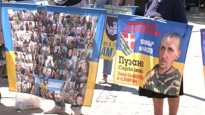 «Маємо боротися за наших захисників»: у Хмельницькому відбулася акція на підтримку полонених та зниклих безвісти «Маємо боротися за наших захисників»: у Хмельницькому відбулася акція на підтримку полонених та зниклих безвісти