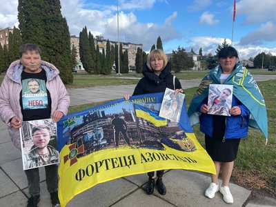 “Живемо від обміну до обміну”: родини оборонців Маріуполя з Кролевця влаштовують акції в підтримку полонених “Живемо від обміну до обміну”: родини оборонців Маріуполя з Кролевця влаштовують акції в підтримку полонених