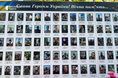 В Одесі дружини загиблих військових висадили лаванду біля "Стіни пам’яті"