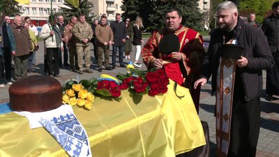 У Рівному попрощалися з військовим Тарасом Замлинним