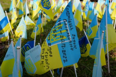 Херсон, острівець пам'яті, прапорці