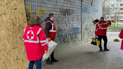 "Бахнуло не сильно": жителі багатоповерхівки в Черкасах, куди поцілив ударний дрон "Бахнуло не сильно": жителі багатоповерхівки в Черкасах, куди поцілив ударний дрон