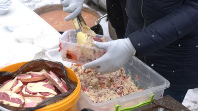 У Рівному волонтери роздають гарячі обіди для безпритульних