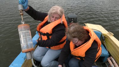 Фахівці відбирають проби води за допомогою батометра