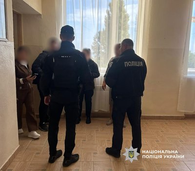 На Одещині 18-річний юнак приніс пістолет до ліцею, щоб зняти відео для соцмереж На Одещині 18-річний юнак приніс пістолет до ліцею, щоб зняти відео для соцмереж