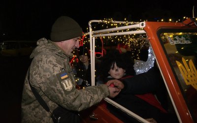 Санта на волинянці їздить у Луцьку і роздає цукерки Санта на волинянці їздить у Луцьку і роздає цукерки
