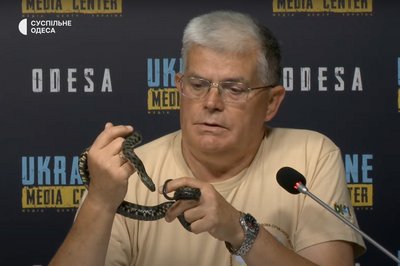Директор Одеського зоопарку Ігор Біляков та врятований водяний вуж з Херсонщини Директор Одеського зоопарку Ігор Біляков та врятований водяний вуж з Херсонщини