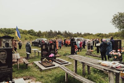 Катають яйця на могилах, кладуть цукерки й паски біля поховань та моляться: як відзначають Проводи на Сумщині Катають яйця на могилах, кладуть цукерки й паски біля поховань та моляться: як відзначають Проводи на Сумщині