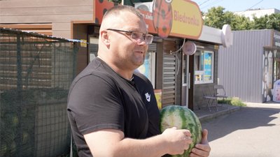 "Дуже смачний та соковитий": у Черкасах розпочали продаж кавунів "Дуже смачний та соковитий": у Черкасах розпочали продаж кавунів