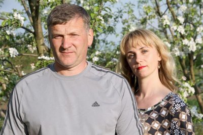 Подружжя в саду, який посадив Едуард Подружжя в саду, який посадив Едуард
